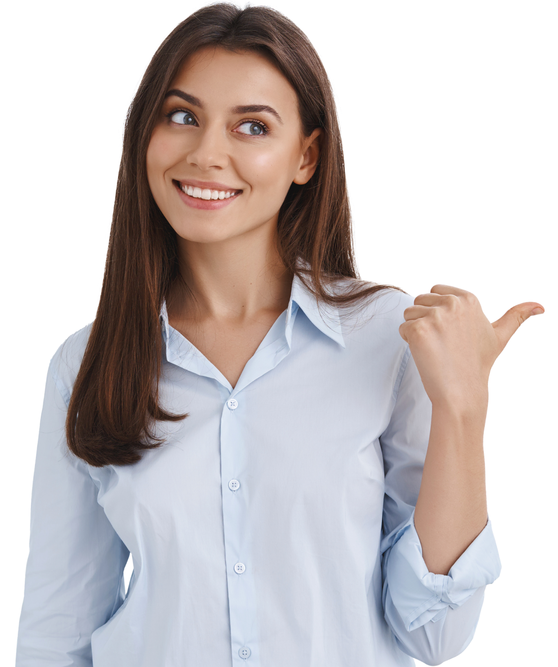 Photo de stock d'une consultante souriante en chemise bleu clair, pointant du pouce vers la droite sur un fond transparent. Ses yeux sont levés et regardent vers le côté.
